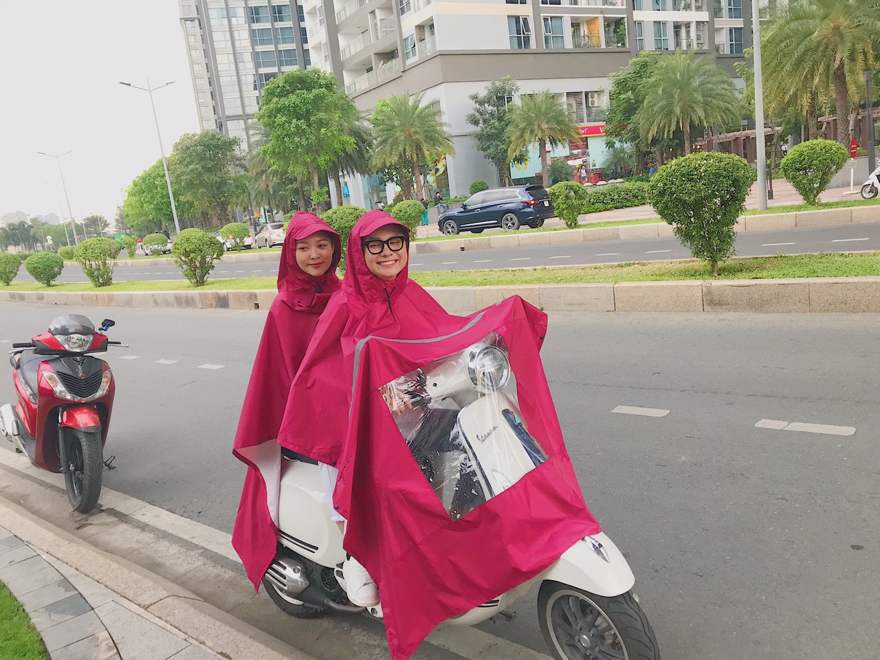 Chiến dịch quảng bá sản phẩm áo mưa cùng người mẫu Uyển Nhi, Anh Tuấn